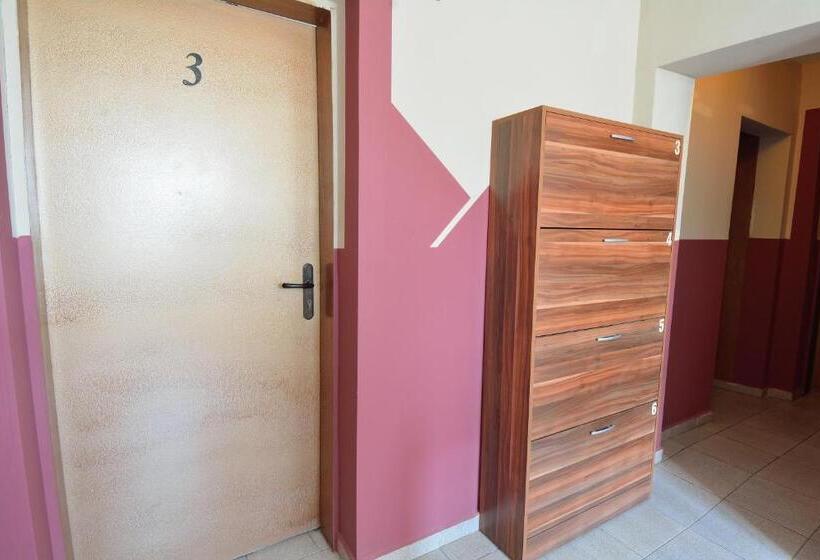 Cameră Triplă Deluxe, къща за гости нико