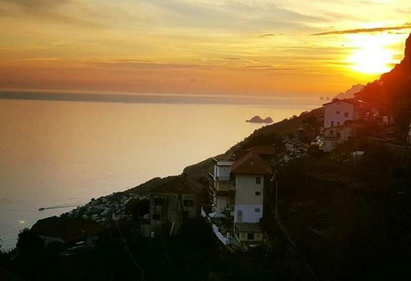 غرفة كلاسيكية مطلّة علي البحر, L Incanto