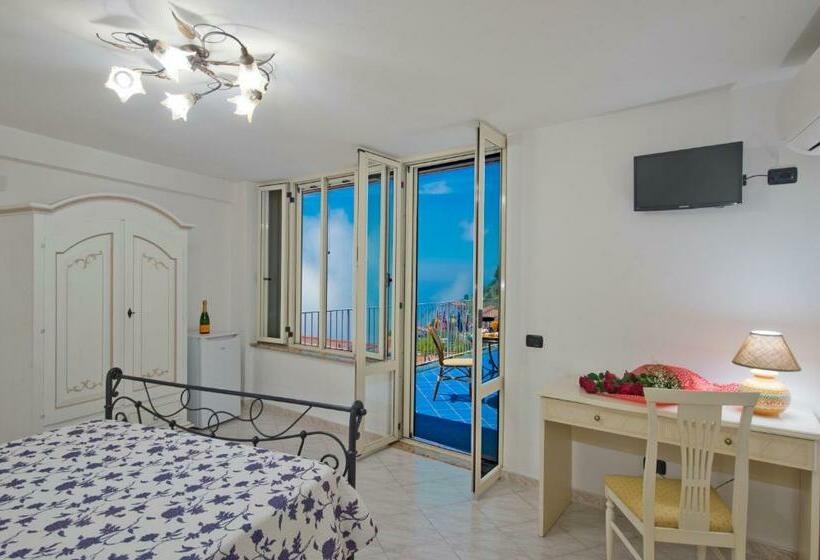 غرفة كلاسيكية مطلّة علي البحر, L Incanto