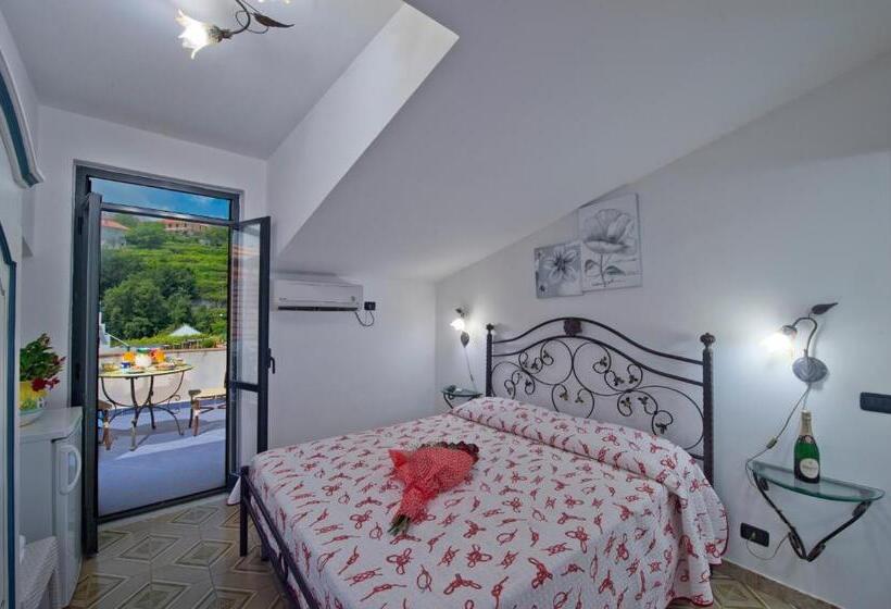 غرفة قياسية إطلالة جانبية علي البحر, L Incanto