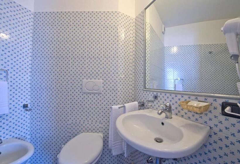 غرفة قياسية إطلالة جانبية علي البحر, L Incanto