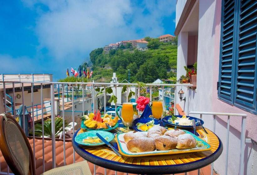 غرفة قياسية إطلالة جانبية علي البحر, L Incanto