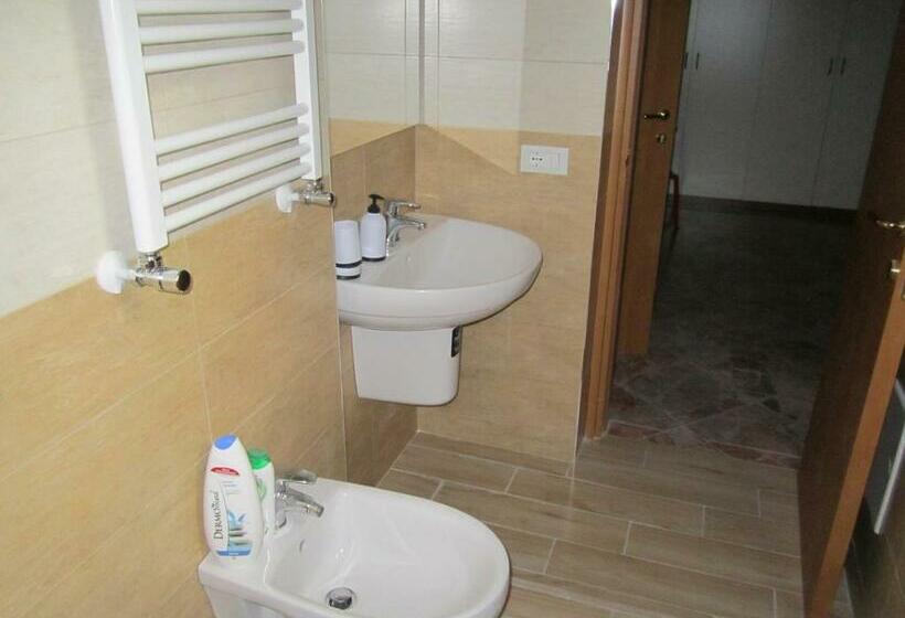 Quarto Triplo Estandar com Sacada, Casa Raffaella