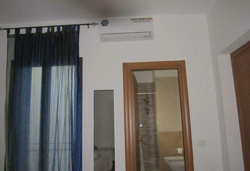 Quarto Triplo Estandar com Sacada, Casa Raffaella