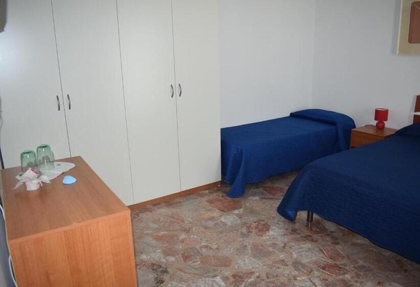 Quarto Triplo Estandar com Sacada, Casa Raffaella