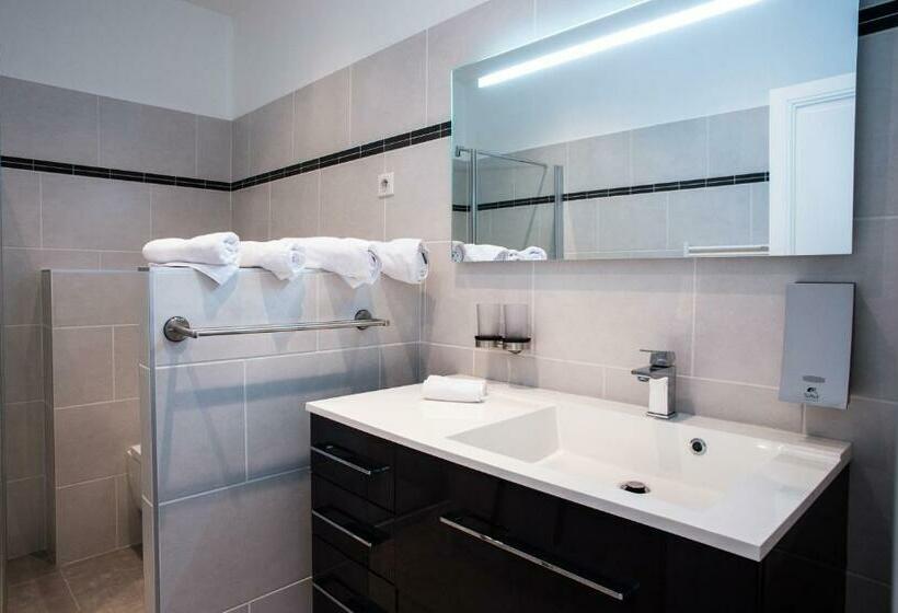 디럭스 룸, Château De La Folie