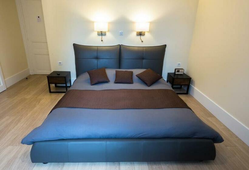 디럭스 룸, Château De La Folie