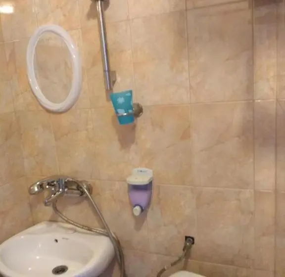 اتاق استاندارد چهار تخته, East Gate Guest Rooms