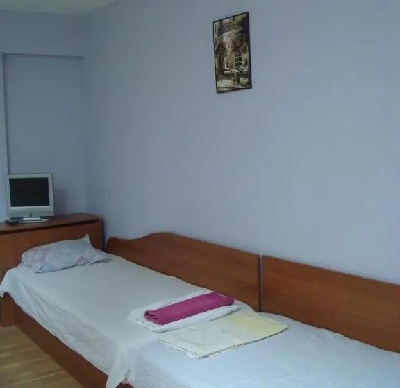 اتاق استاندارد چهار تخته, East Gate Guest Rooms