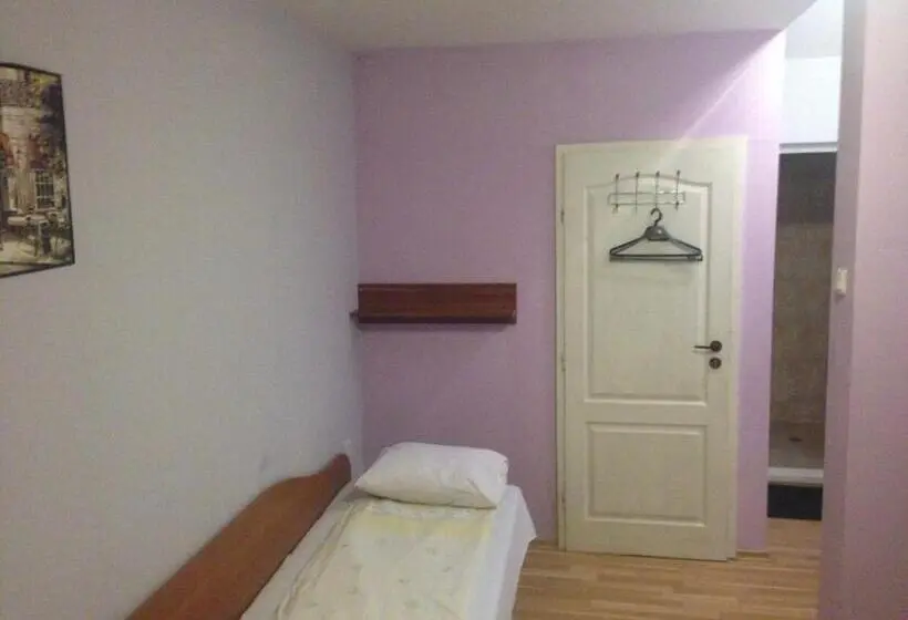 اتاق استاندارد چهار تخته, East Gate Guest Rooms