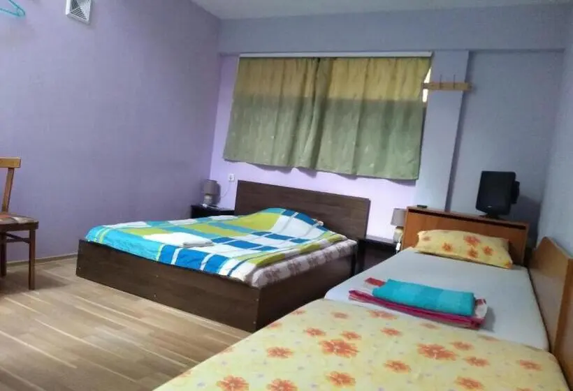 اتاق استاندارد چهار تخته, East Gate Guest Rooms