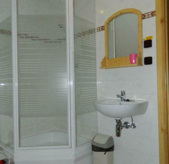 غرفة قياسية ثلاثية, Hospoda Na Peci