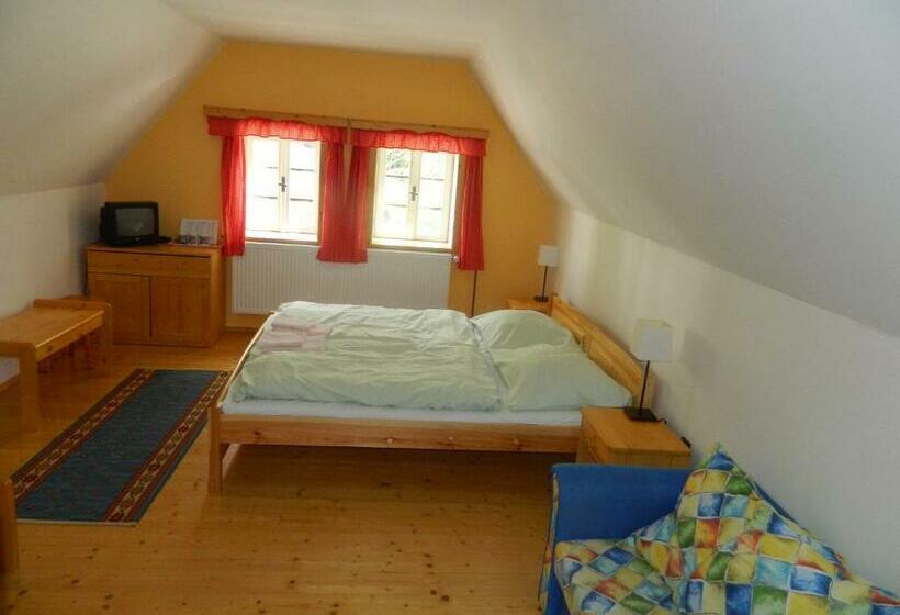 غرفة قياسية ثلاثية, Hospoda Na Peci