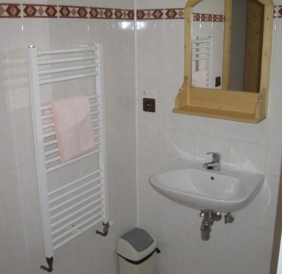 غرفة قياسية رباعية, Hospoda Na Peci