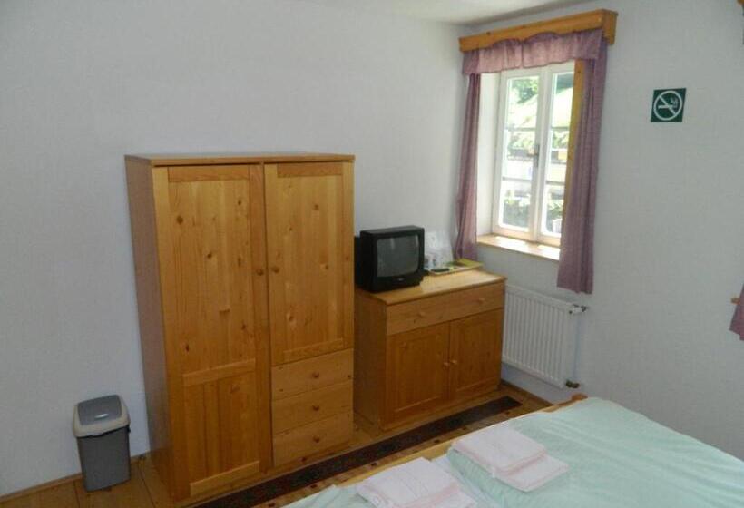 غرفة قياسية رباعية, Hospoda Na Peci