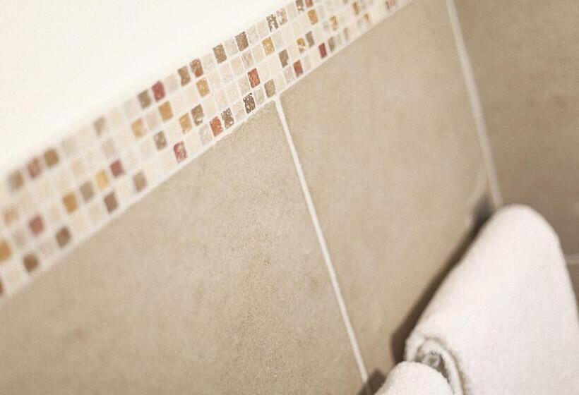 غرفة قياسية, Vico Cavour