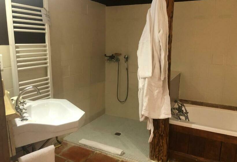 キングサイズベッドのスイートルーム, Restaurant Et Chambres D Hôtes La Ferme De Cornadel