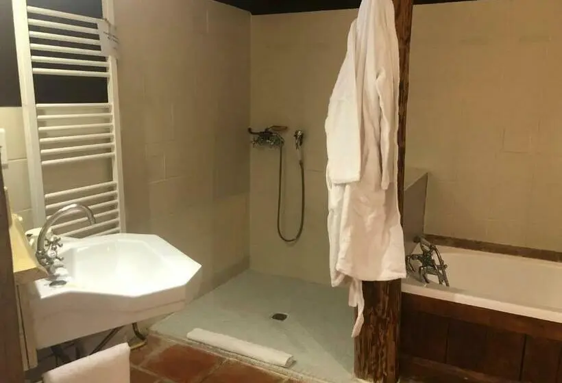 キングサイズベッドのスイートルーム, Restaurant Et Chambres D Hôtes La Ferme De Cornadel