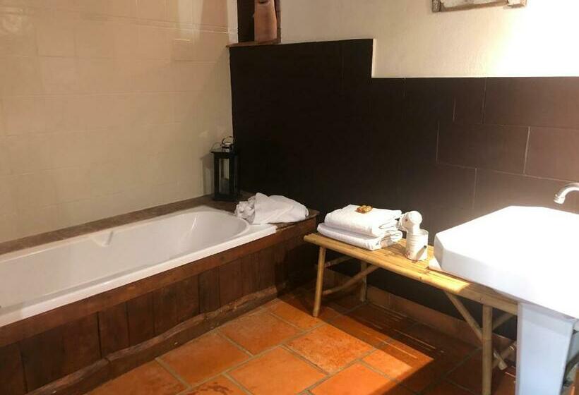 מיטת קינג בסוויטה, Restaurant Et Chambres D Hôtes La Ferme De Cornadel