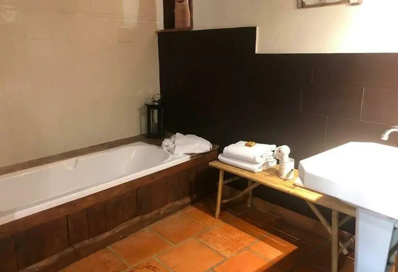 キングサイズベッドのスイートルーム, Restaurant Et Chambres D Hôtes La Ferme De Cornadel
