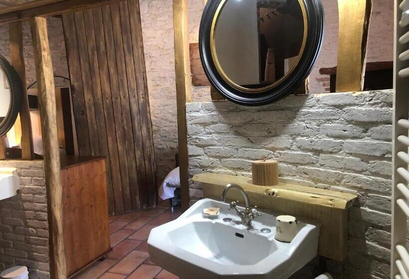 מיטת קינג בסוויטה, Restaurant Et Chambres D Hôtes La Ferme De Cornadel