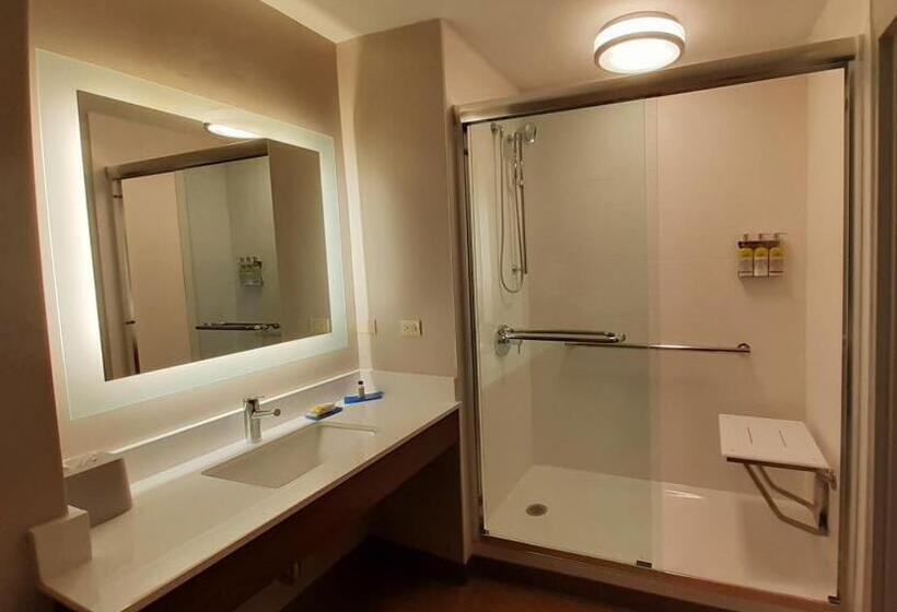 سوئیت برای معلولان, Holiday Inn Express Trincity, An Ihg