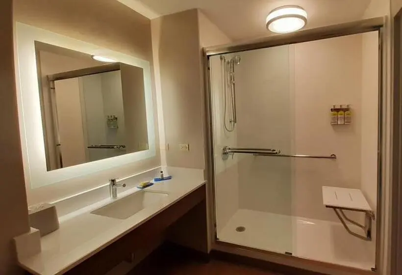 سوئیت برای معلولان, Holiday Inn Express Trincity, An Ihg