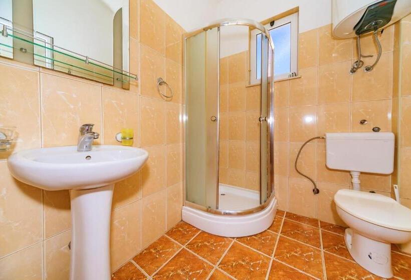 اتاق خانوادگی با چشم‌انداز باغ, Guest House Edita