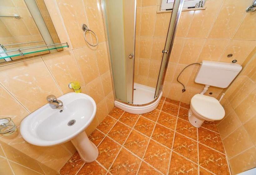 اتاق خانوادگی با چشم‌انداز باغ, Guest House Edita