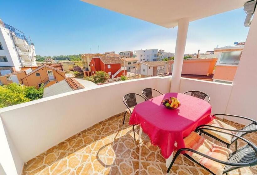 اتاق خانوادگی با چشم‌انداز باغ, Guest House Edita