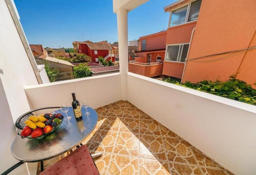 استودیوی استاندارد, Guest House Edita