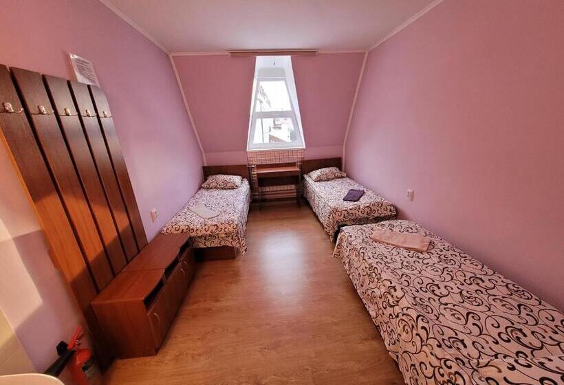 Economy Triple Room, база відпочинку тростян