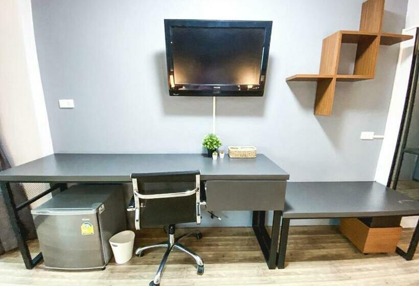 غرفة قياسية سرير كينج, Mtrio Hotel Korat