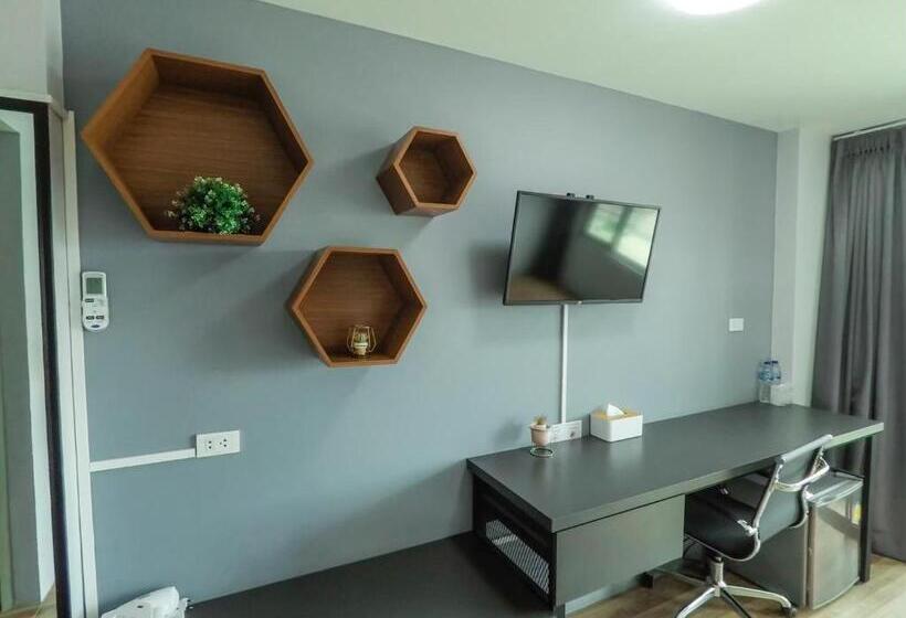 غرفة قياسية سرير كينج, Mtrio Hotel Korat