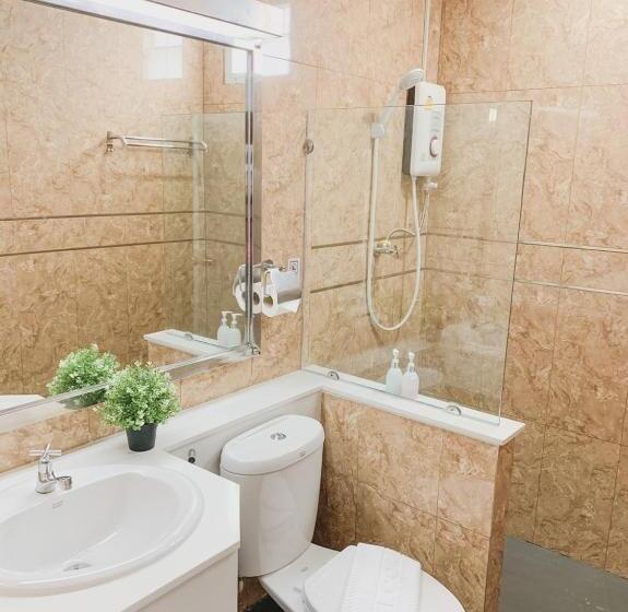 Трехместный Номер Стандарт с Балконом, Mtrio Hotel Korat