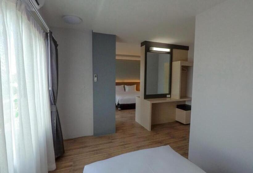 غرفة قياسية ثلاثية مزودة بشرفة, Mtrio Hotel Korat