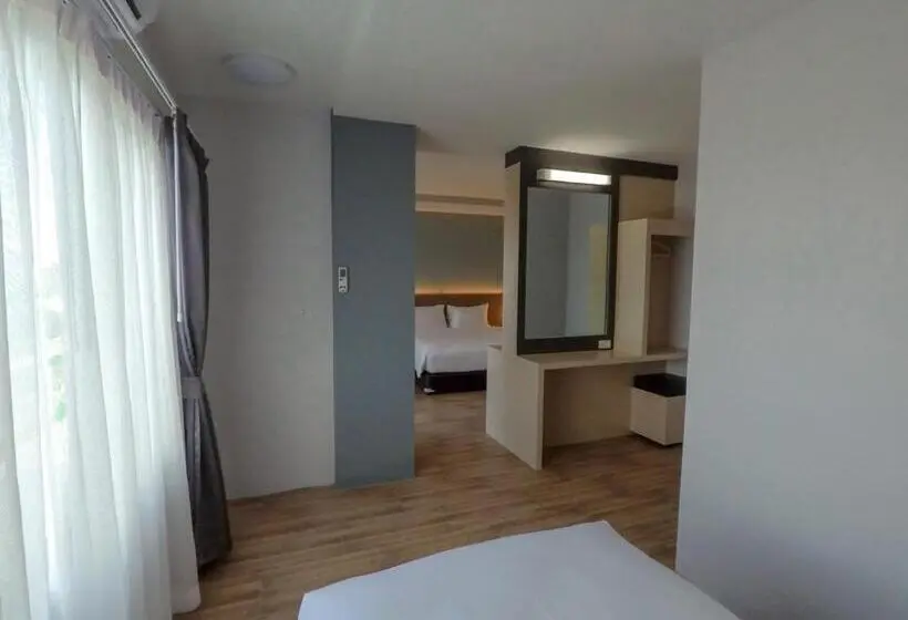 اتاق استاندارد سه تخته با بالکن, Mtrio Hotel Korat
