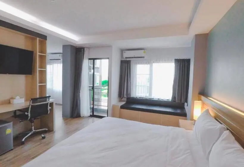 اتاق استاندارد سه تخته با بالکن, Mtrio Hotel Korat