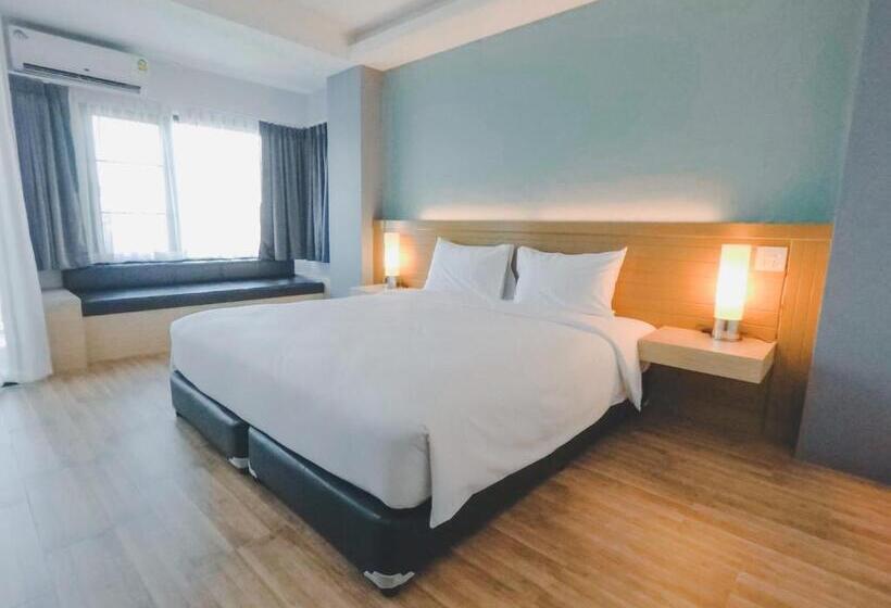 غرفة قياسية ثلاثية مزودة بشرفة, Mtrio Hotel Korat
