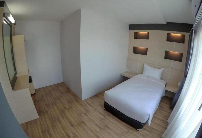 غرفة قياسية ثلاثية مزودة بشرفة, Mtrio Hotel Korat