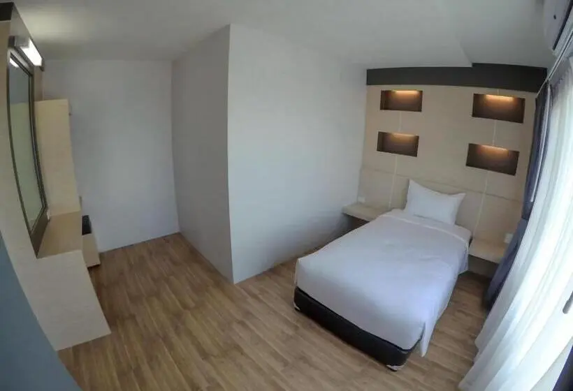 اتاق استاندارد سه تخته با بالکن, Mtrio Hotel Korat