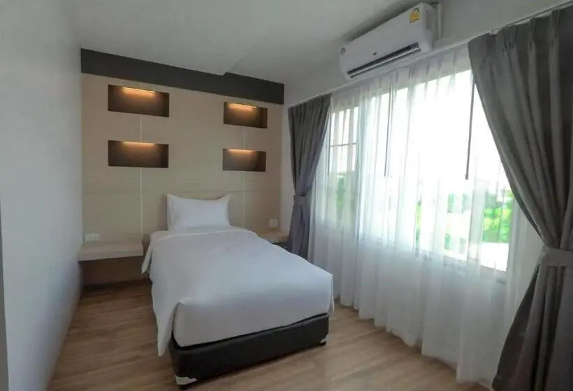 اتاق استاندارد سه تخته با بالکن, Mtrio Hotel Korat