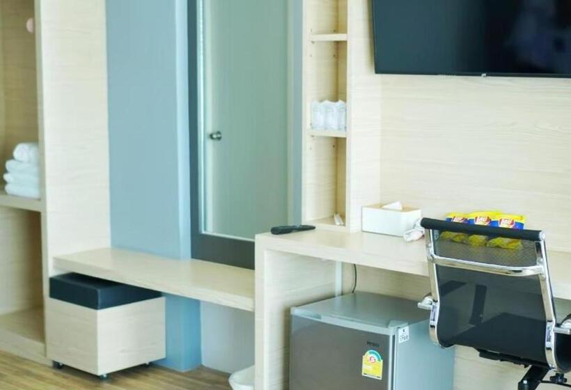 Трехместный Номер Стандарт с Балконом, Mtrio Hotel Korat