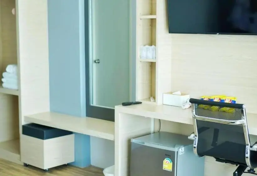 اتاق استاندارد سه تخته با بالکن, Mtrio Hotel Korat