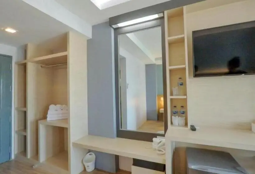 اتاق استاندارد سه تخته با بالکن, Mtrio Hotel Korat