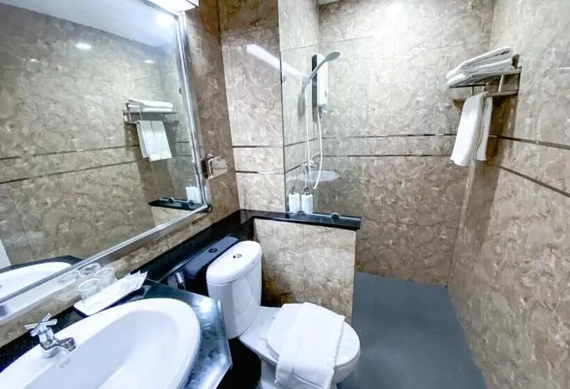 اتاق استاندارد سه تخته با بالکن, Mtrio Hotel Korat