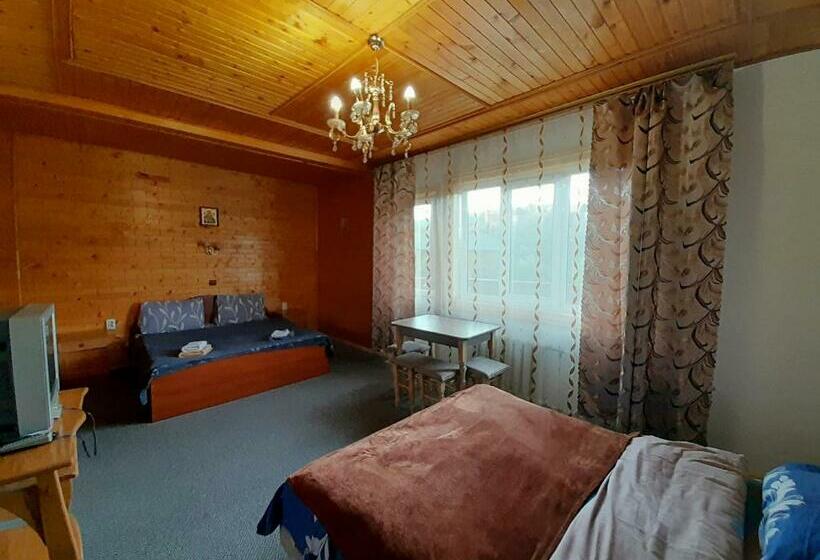 3 Bett Economy Zimmer, у тараса і лесі