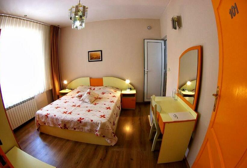 غرفة قياسية, приятелската къща