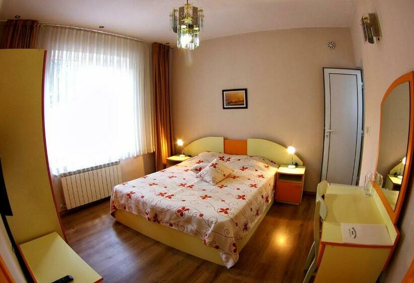 غرفة قياسية, приятелската къща