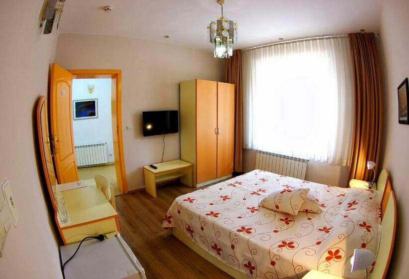 غرفة قياسية, приятелската къща